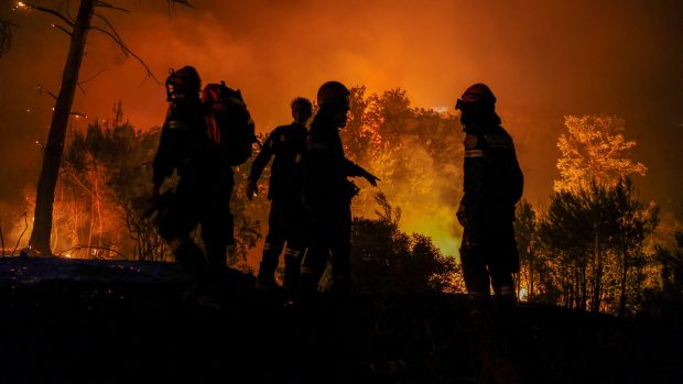 Hasiči u rozsáhlého požáru u města Dionysos nedaleko Atén