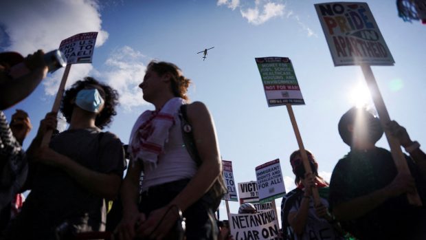 Policejní vrtulník letí nad hlavami protestujících v Chicagu