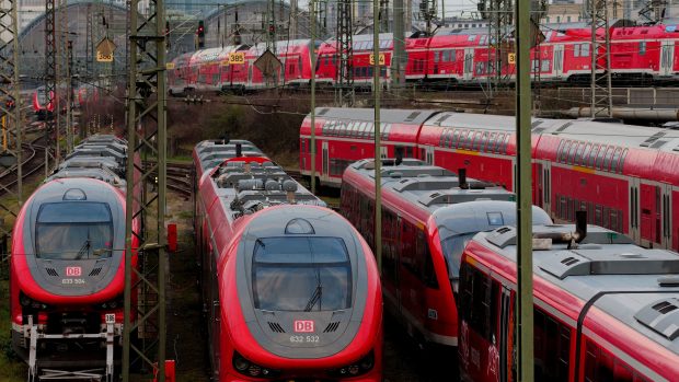 Vlaky dopravce Deutsche Bahn u frankfurtského hlavního nádraží