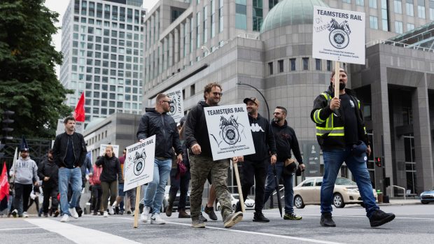 Odboráři ze svazu Teamsters protestují u sídla společnosti Canadian National Railway v Montrealu