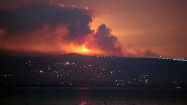 Pohled na kouř a oheň na libanonské straně hranice s Izraelem poté, co Izrael uvedl, že zaznamenal přípravu ozbrojené skupiny Hizballáh na útok na Izrael a provedl preventivní údery na cíle Hizballáhu v Libanonu