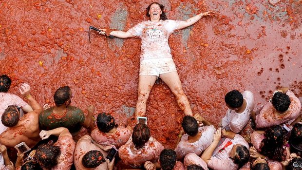 Účastnice festivalu La Tomatina v Buňolu