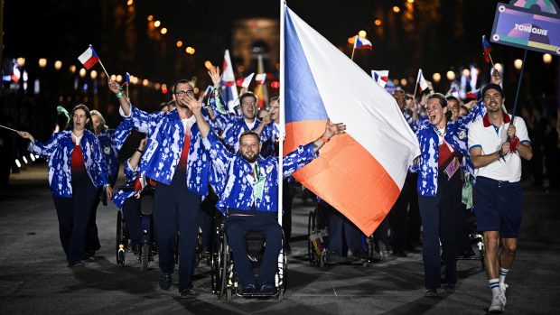 Česká výprava během zahajovacího ceremoniálu paralympijských her v Paříži