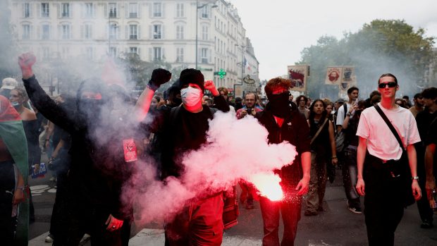 Francouzi protestují proti volbě nového pravicového premiéra Barniera