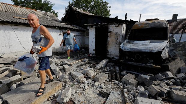 Obyvatelé vynášejí věci ze zničeného domu po ostřelování v Makijivce v Doněcké oblasti na Ukrajině kontrolované Ruskem (fotografie z 8. září 2024)