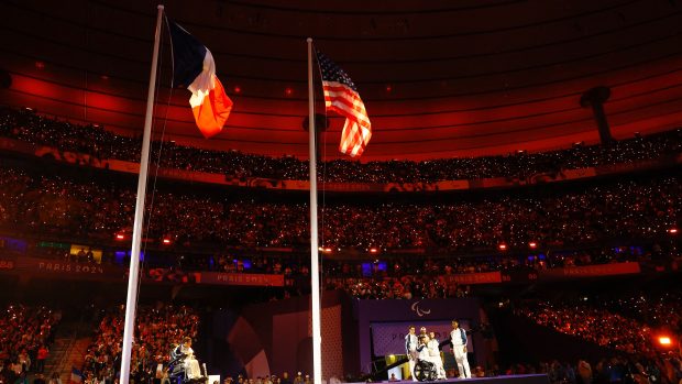 Na slavnostvím zakončení předala Paříž paralympijskou štafetu Los Angeles