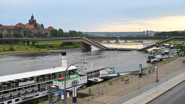 V saské metropoli Drážďanech se zřítila část mostu Carolabrücke přes Labe