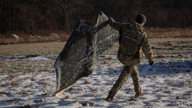 Ukrajinský voják z jednotky protivzdušné obrany na svém stanovišti u Kyjeva