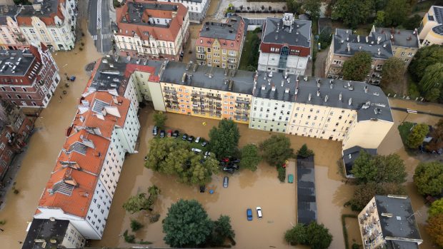 Letecký pohled na zaplavené polské město Nisa (16. září 2024)