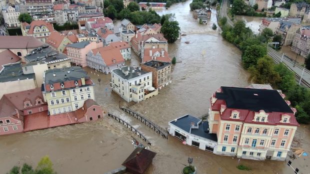 Záběry z dronu ukazují polské město Klodzko ponořené pod vodou po silných povodních