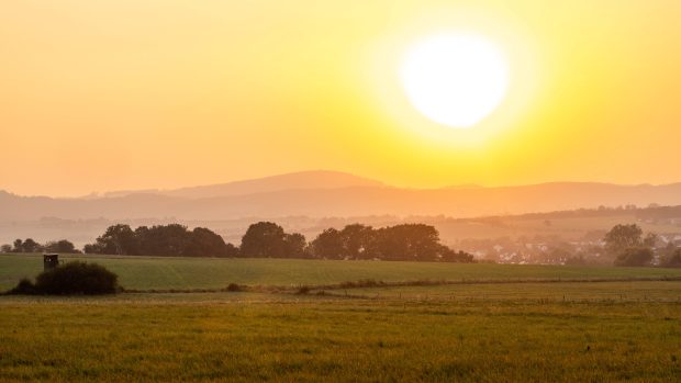 Večerní nálada v Taunu Pohled na krajinu u Wehrheimu v záři večerního slunce s poněkud zataženou oblohou , Wehrheim Hesensko Německo