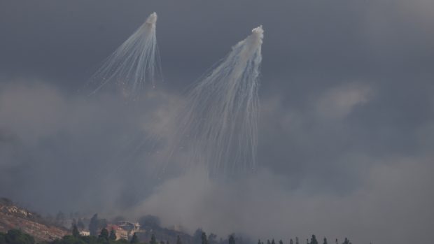 Stavby v Libanonu jsou zasaženy dělostřeleckou palbou izraelské armády uprostřed přeshraničních bojů mezi Hizballáhem a Izraelem, pohled z Kirjat Šmony v severním Izraeli 1. října 2024