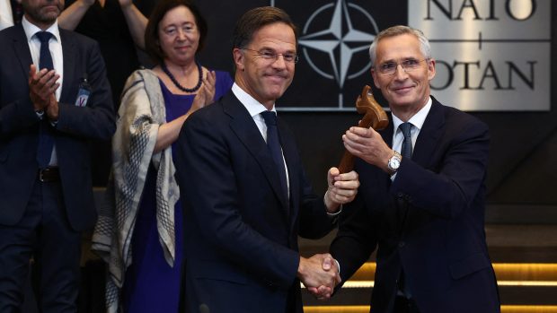 Jens Stoltenberg předává vedení v čele NATO Marku Ruttemu