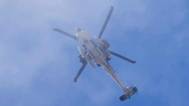 Izraelský vrtulník AH-64 Apache při útoku v Libanonu