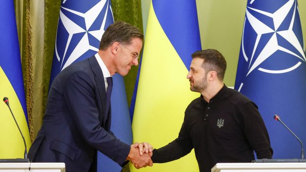 Nový generální tajemník NATO Mark Rutte a ukrajinský prezident Volodymyr Zelenskyj