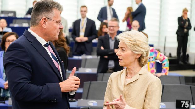 Předsedkyně Evropské komise Ursula von der Leyenová a eurokomisař pro obchod Maroš Šefčovič