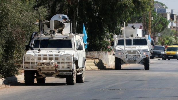 Vozidla mírových sil OSN (UNIFIL) v Marjayounu u hranic s Izraelem na jihu Libanonu (fotografie z 9. srpna 2024)