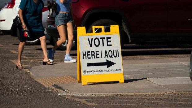 Cedule, která navádí voliče k volební místnosti v arizonském Scottsdale