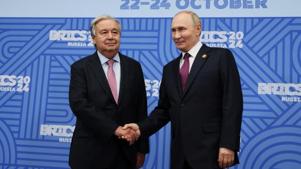 Antonio Guterres a Vladimir Putin na summitu BRICS v Kazani