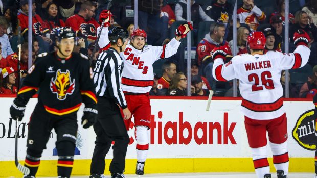 Martin Nečas se raduje ze vstřeleného gólu v zápase Caroliny proti Calgary