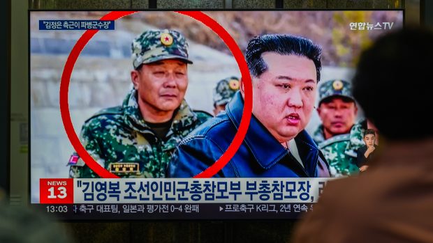 Tříhvězdičkový generál Kim Jong Bok v blízkosti severokorejského vůdce Kim Čong-una