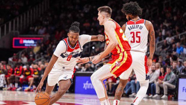 Carlton Carrington z Wizards dribluje okolo Víta Krejčího z Atlanta Hawks