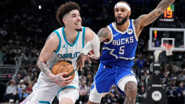 Lamelo Ball nasázel v dresu Charlotte 50 bodů soupeři z Milwaukee