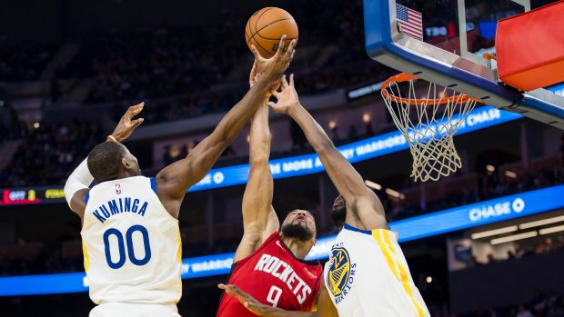 Basketbalisté Golden State v NBA utnuli sérii pěti porážek, když i bez své hvězdy Stephena Curryho zdolali doma Houston 99:93