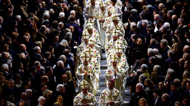 Duchovní přicházejí na první mši v katedrále Notre-Dame od ničivého požáru v roce 2019