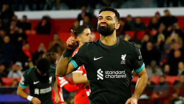 Křídelník Liverpoolu Mohamed Salah slaví gól do sítě Girony