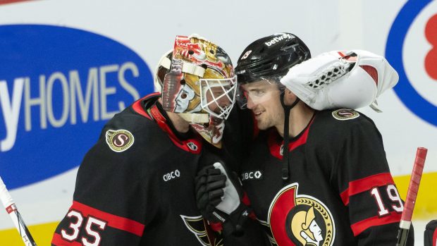 Brankář Ottawy Senators Linus Ullmark (35) a pravé křídlo Drake Batherson (19) se radují z výhry nad Anaheimem Ducks