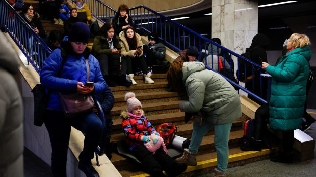 Lidé v kyjevském metru se schovávají před leteckým útokem