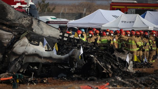 Letadlo v Jižní Koreji po nárazu do zdi explodovalo. Na místě zasahovaly všechny záchranářské složky