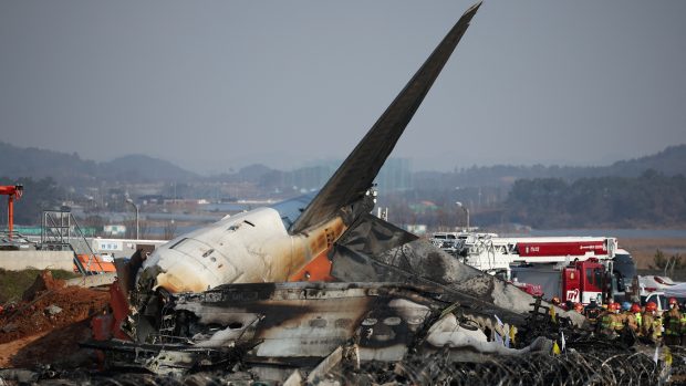 Letadlo v Jižní Koreji po nárazu do zdi explodovalo. Na místě jsou desítky obětí