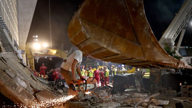 Odstraňování trosek betonového přístřešku před vlakovým nádražím ve městě Novi Sad