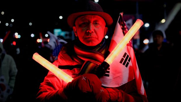 Protest před prezidentskou rezidencí v Soulu. Lidé demonstrovali proti tomu, aby soud schválil zatykač na sesazeného prezidenta. To se ale později stalo (fotografie z 31. prosince 2024)