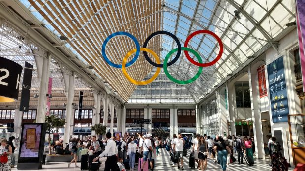 Olympijské kruhy na pařížském nádraží Gare de Lyon