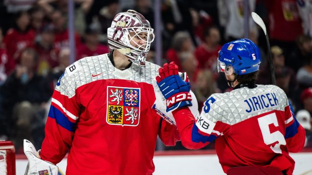 Brankář Micheal Hrabal a útočník David Jiříček slaví gól českých juniorů proti Kanadě na 4:3