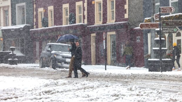 Meteorologická služba uvedla, že zimní bouře mohou zasáhnout území od Kansasu a Missouri po New Jersey na východě