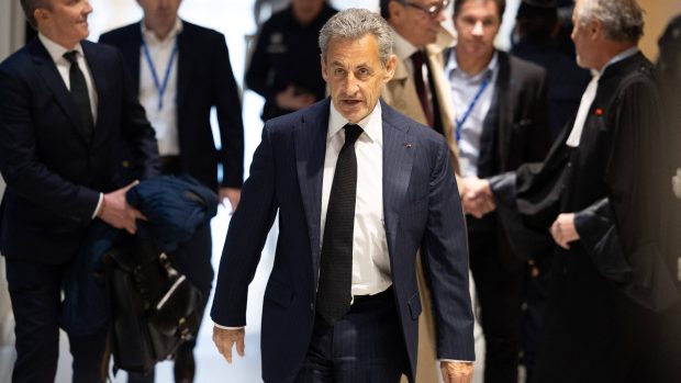 Bývalý francouzský prezident Nicolas Sarkozy při příchodu do soudní sítě