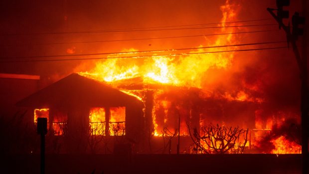 Požár Palisades hoří během větrné bouře na západní straně Los Angeles