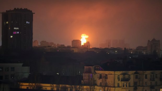 V noci na pátek útočilo drony také Rusko. Na obloze je vidět výbuch dronu po zásahu obytného domu v Kyjevu