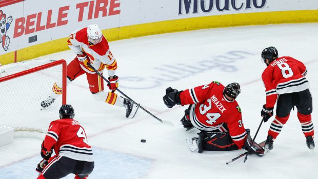 Mrázek v Calgary dostal pět branek a neodvrátil v NHL prohru Chicaga