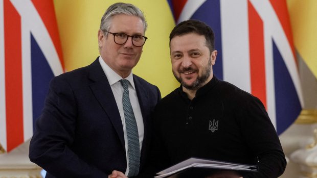 Britský premiér Keir Starmer a Ukrajinský prezident Volodymyr Zelenskyj v Kyjevě po podpisu smlouvy o stoletém partnerství (16. ledna 2025)