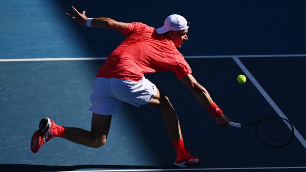 Český tenista Jakub Menšík v osmifinálovém zápase Australian Open se Šapnělem Alejandrem Davidovichem Fokinou