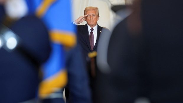 Trump salutuje během inagurace