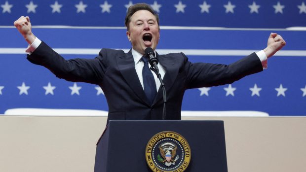 Elon Musk během oslav inagurace Donalda Trumpa