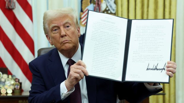 Americký prezident Donald Trump podepisuje v Oválné pracovně Bílého domu exekutivní příkaz