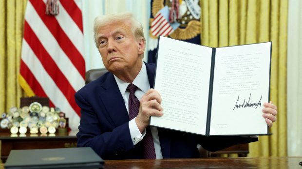 Americký prezident Trump podepisuje v Oválné pracovně Bílého domu exekutivní příkaz