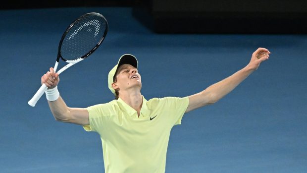 Italský tenista Jannik Sinner obhájil titul ve dvouhře na Australian Open. První hráč světa porazil ve finále v Melbourne světovou dvojku Alexandera Zvereva z Německa 6:3, 7:6, 6:3